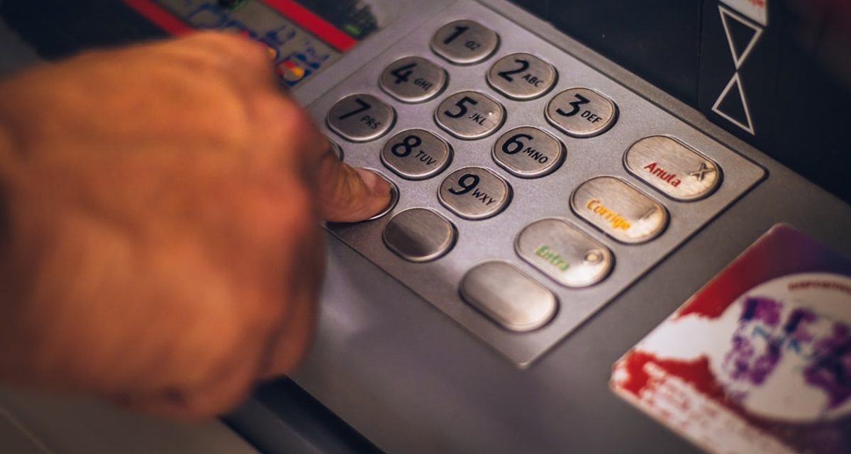 Полицейские Избербаша вернули мужчине похищенную у него платежную карту